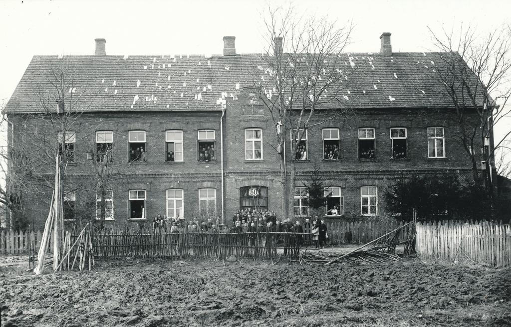 Photo. Lepistu primary school building on his 50th anniversary.