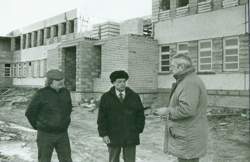 Construction of the school house in Kroootus