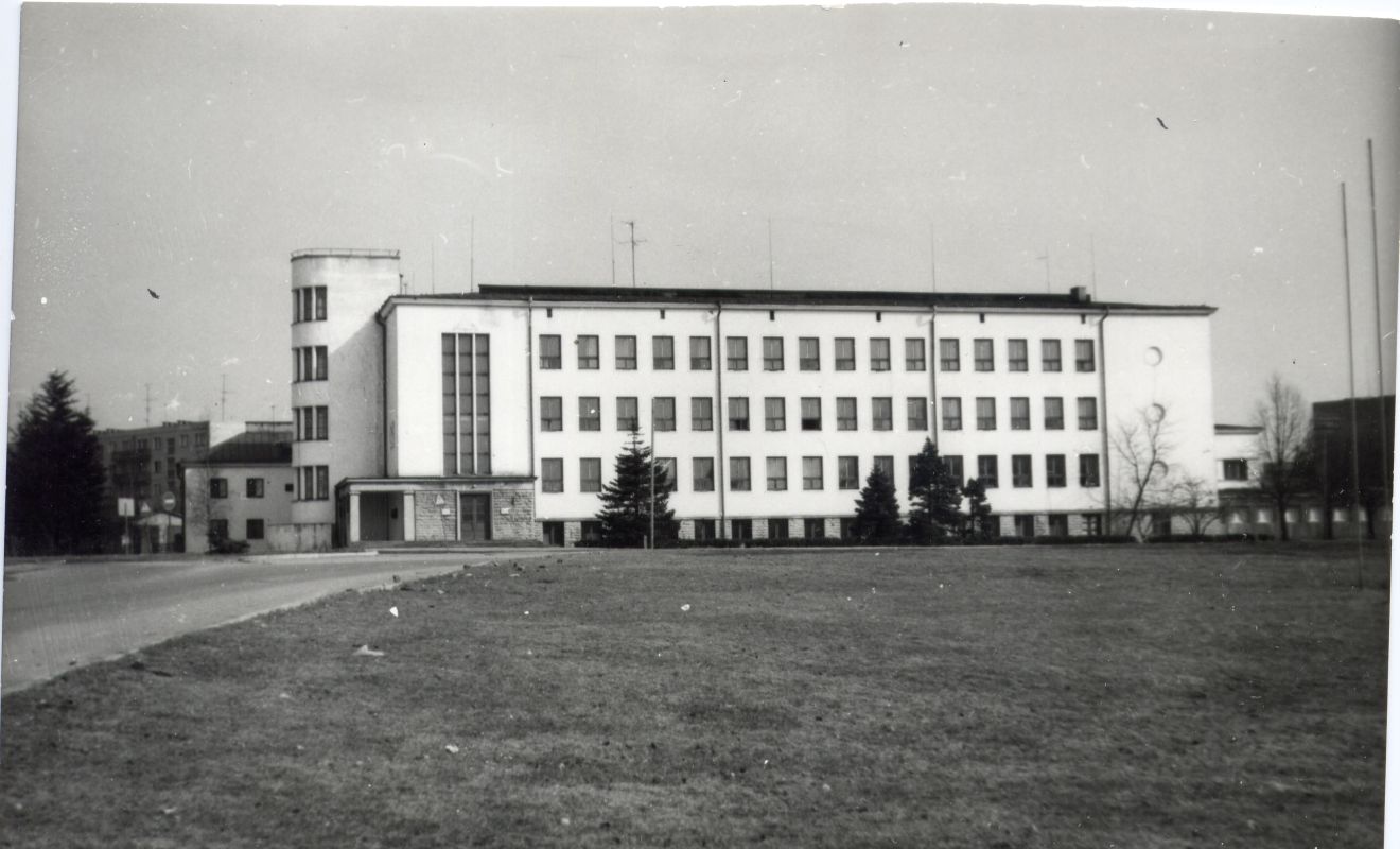 Rakvere Gymnasium (arh. Alar Kotli, 1936-38). Photos from Leo Gens