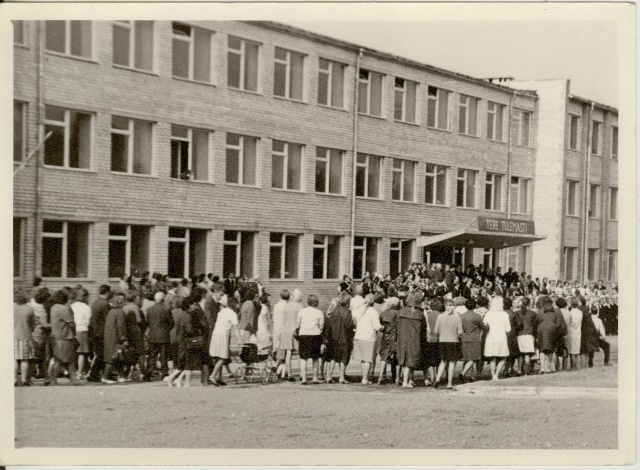 Photo Türi at the opening of the new school building in 1970