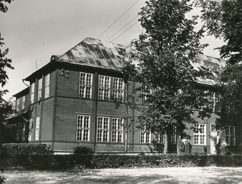 Photo. Taebla School Building,09.08.1976 J. Möldri.