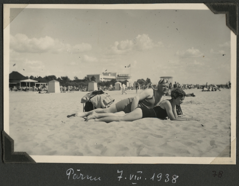 Vassili Henrichson and Sinaida Sirotkina on the beach of Pärnu