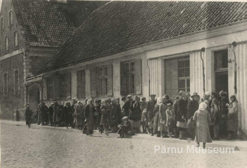 Photo, 1942, Arrangement in Pärnu on the St. Spirit at the meat store.