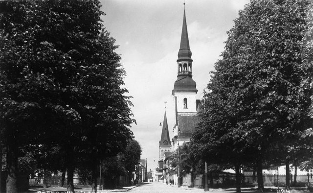 Pärnu, Nikolai Street with two churches