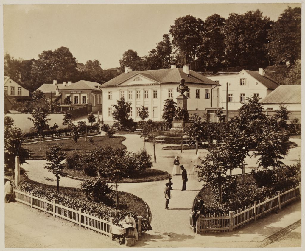 Barclay plates and monument