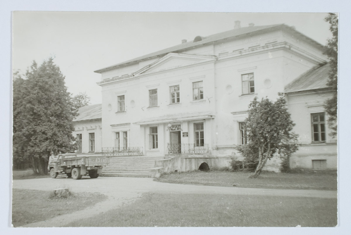 Former Käru manor building, currently Käru 8-class school.