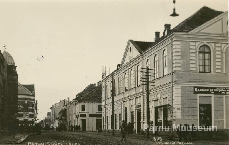 Photo postcard, view of Pärnu Rüütli tn Ringi tn. Corner.