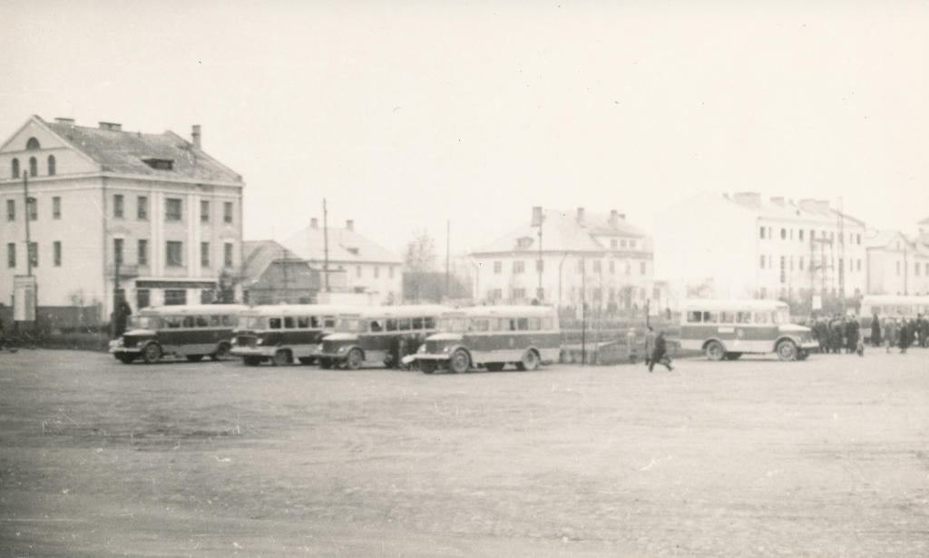 Photo.võru buses in the former Winning Square in 1958.