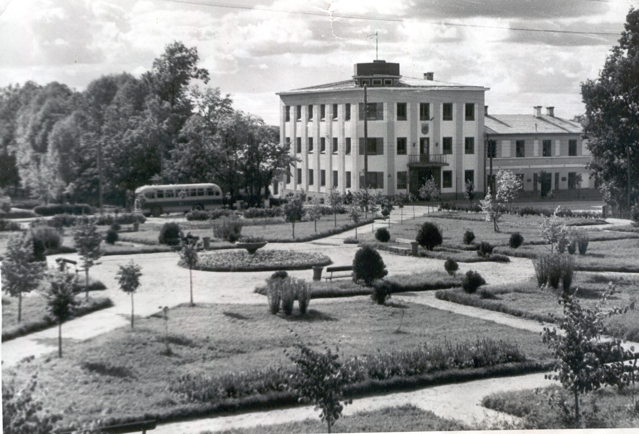 Photo. Võru. Komsomoli square and Võru district tsv tk building.