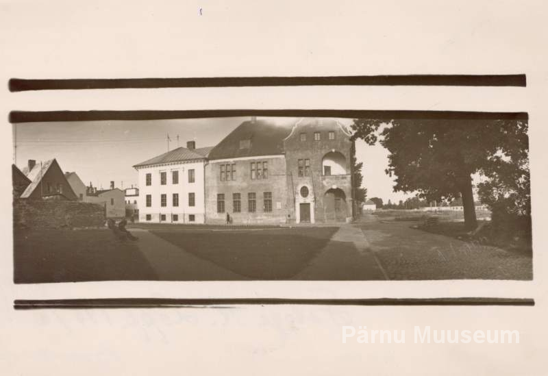 Photo, a. End of 1957, View Pärnu City Executive Committee building the morning façade against Winning tn. Imaged from Malmi tn about the place of the former Nikolai Church.