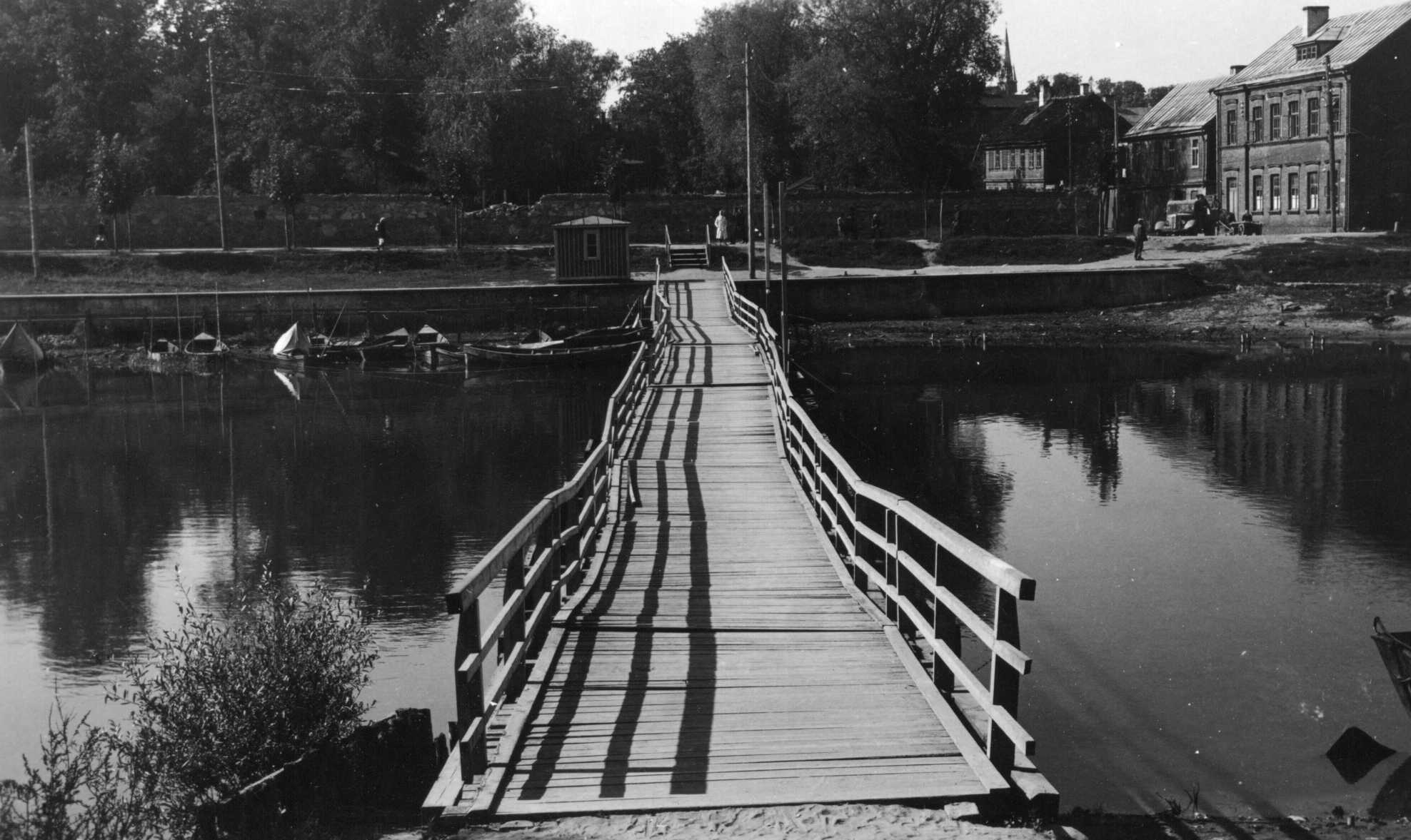 Pontoon bridge (temporary bridge, hip bridge), right Komsomoli (Kroonuaia) t. Tartu, 1947. Photo e. Selleke.