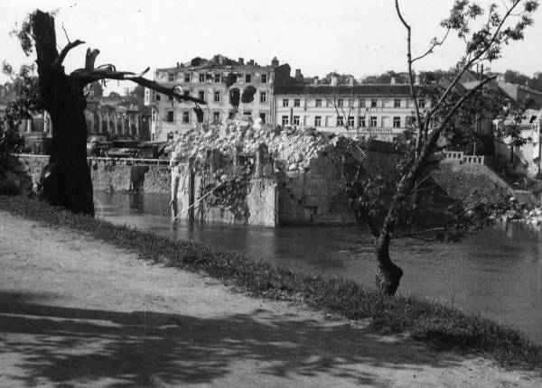 The ruins of Tartu: the broken stone bridge (partially there is only a bridge on the side of the Raekoja square), the back of the cargo courtyard, the houses near the Vabaduse pst. 
 View from the top of the river towards the merchant court. 
Tartu, 16.08.1941. Photo Ilja Pähn. 

( the Red Army retreating from the attack by the German army exploded Kivisilla 9.07.1941. The German army retreating into the air on the silent part of the bridge 25.08.1944.)