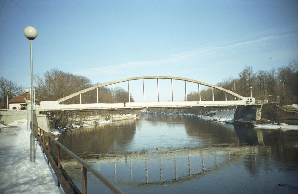 Tartu pedestrian bridge or Karsild (1957-59, engineer p. Varep) at the location of the former stone bridge.