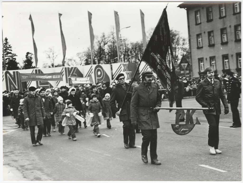 Employees of ETKVL Pärnu Kalamajajandi during the demonstration of October Sundays in 1982