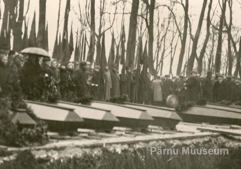 Photo, 1940, relocation of war victims from the Raeküla forest to the centre of Pärnu city to the Old Park on December 1, 1940.