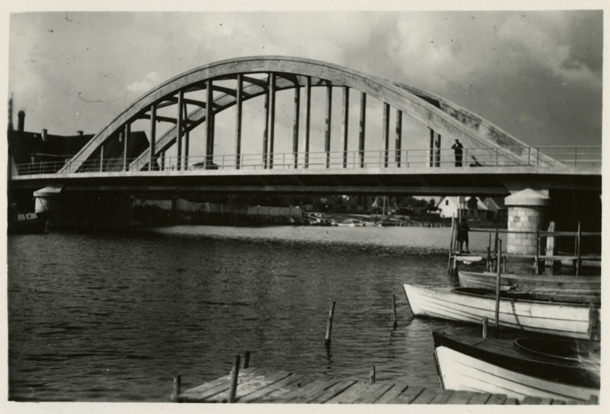 Safety bridge, view. Designed by Hojgaard & Schultz (Højgaard & Schultz), preliminary project: engineer Nikolai Leyden