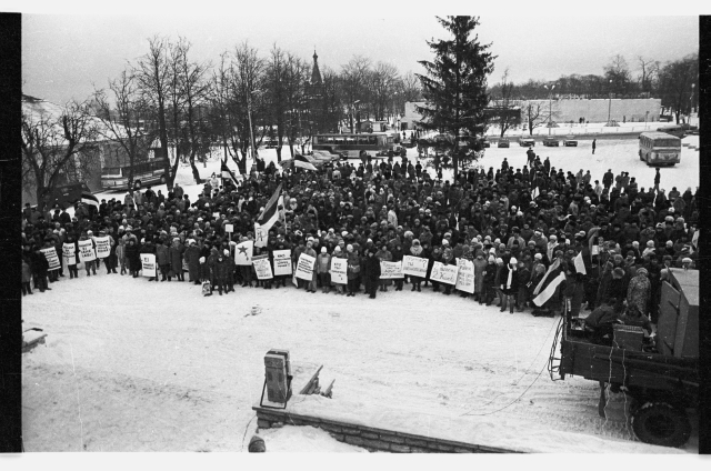 Gathering of those who stand for Estonian independence in the center square of Jõhvi; crowd with political slogans