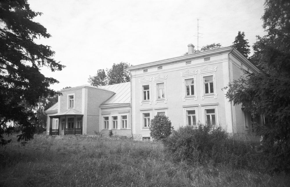 Main building of Sausti Manor
