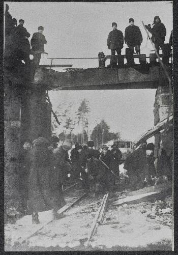 Photo, kro aromus train no 3, team repairs Valgas railways under the Riga bridge