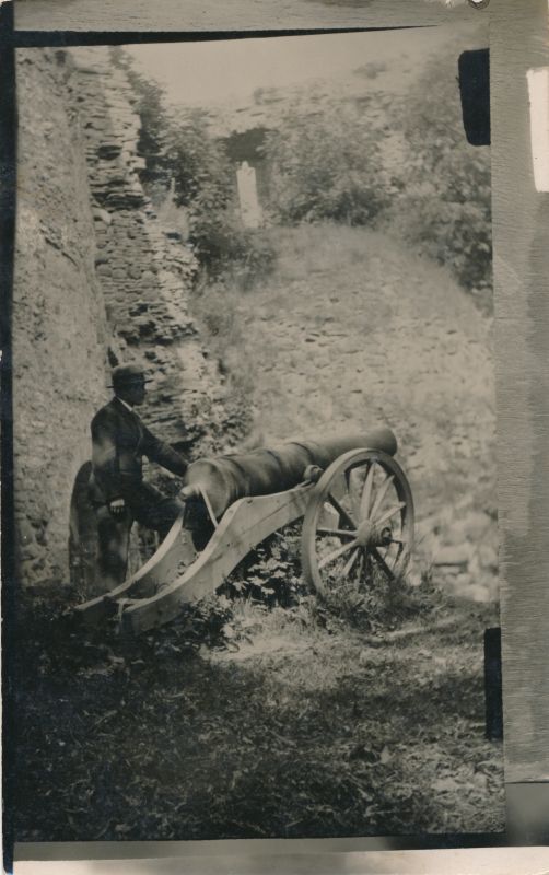 Photo. Black and white. Cannon next to the main gate of the fort.
