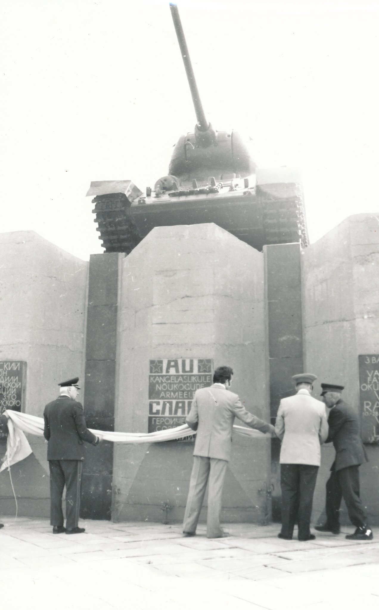 Photo. Opening of Võru releasers' monument Võru - Kosel 1979.