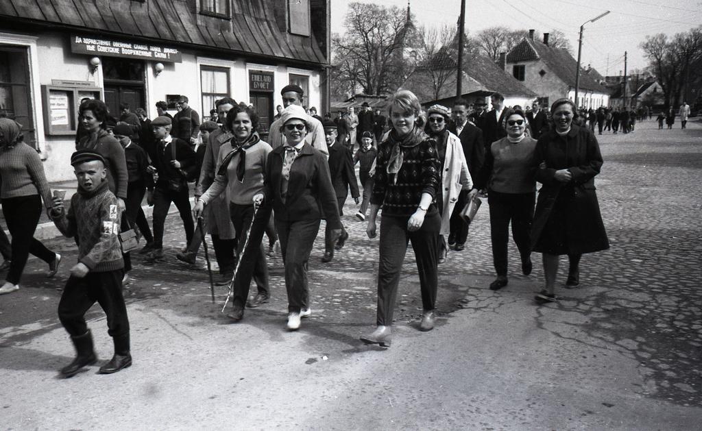 National Tour Kingissepa-Tehumardi on May 9, 1966.: participants on Tallinn Street