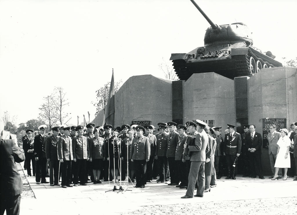 Photo. Opening of the Memorial Chamber in the name of the Soviet army in Võru Kosel on August 11th 1979. (so-called the tank / T-34 m/)