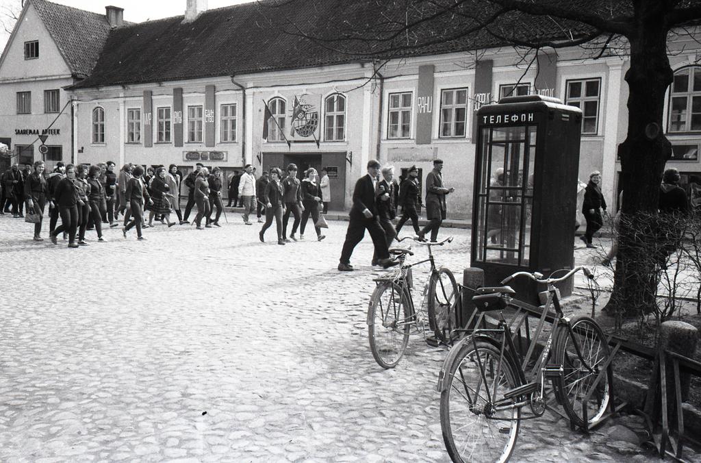 National Tour Kingissepa-Tehumardi on May 9, 1966.: participants on Tallinn Street