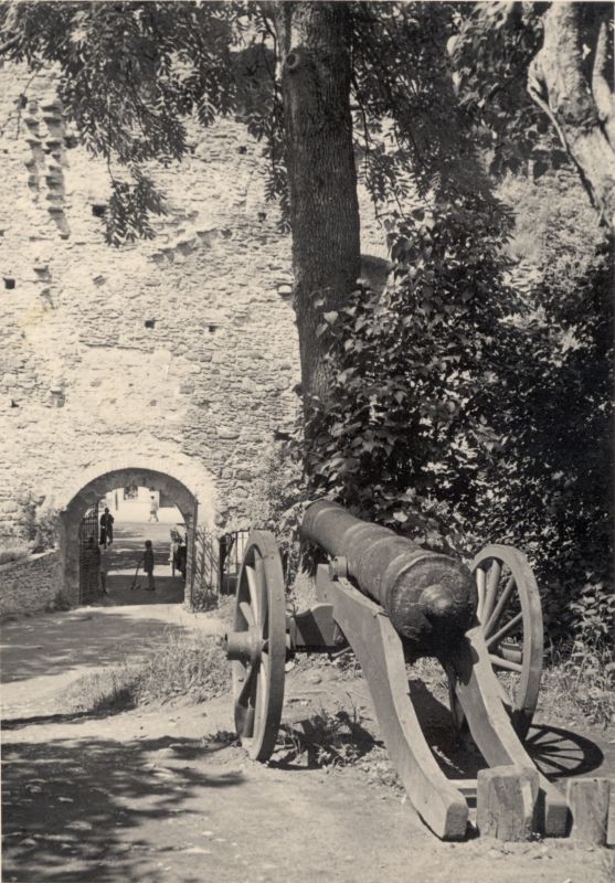 Photo. Northern War-time cannon at the court of Haapsalu Bishop. 1930s.  The album of the City Government.