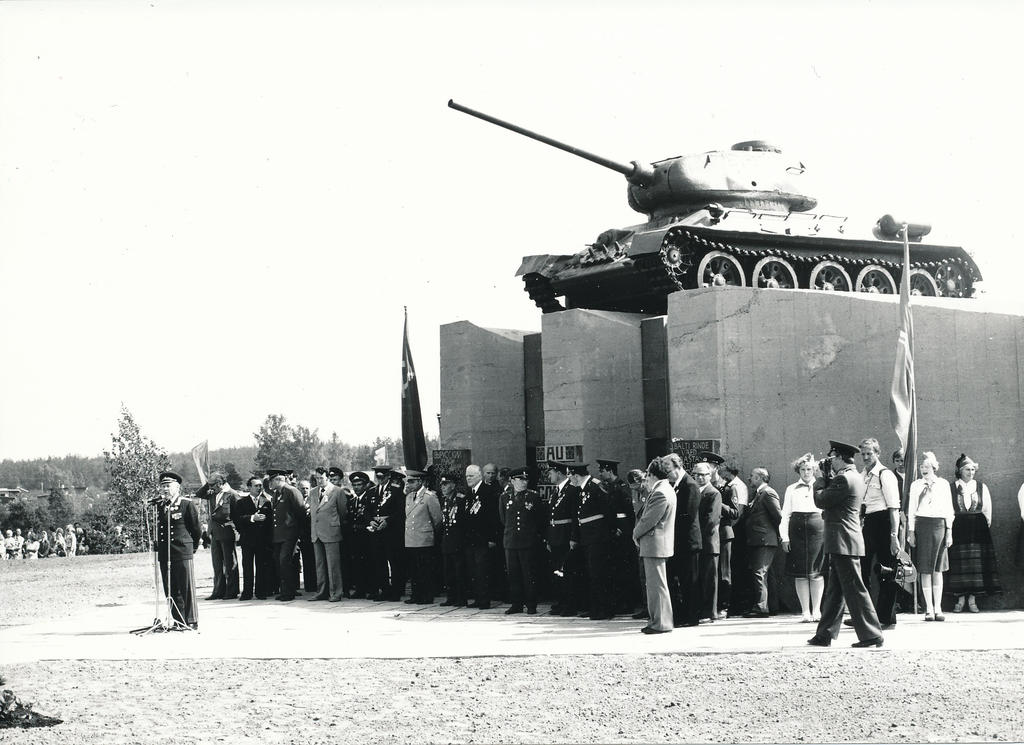 Photo. Opening of the Memorial Chamber in the name of the Soviet army in Võru Kosel on August 11th 1979 ( so-called. Kose tank -T-34)