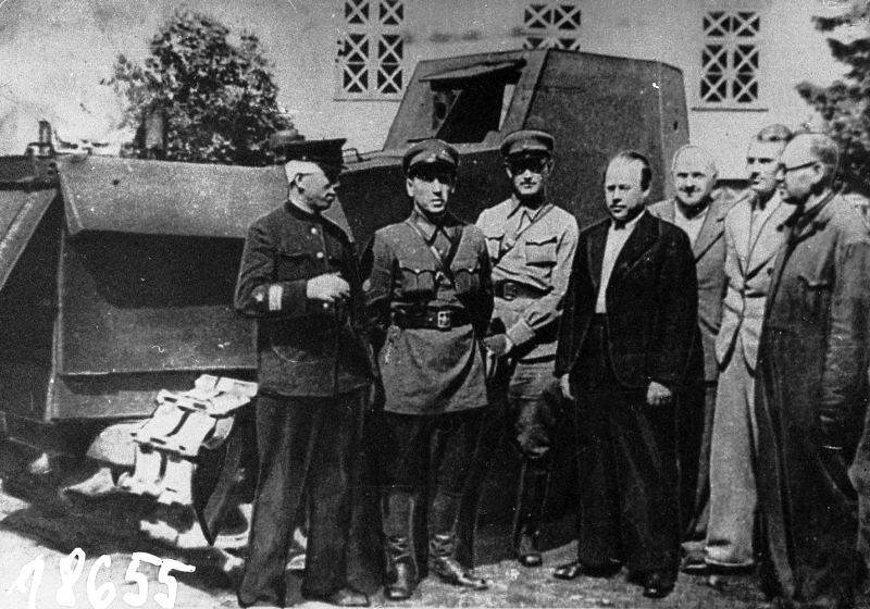 Tank made in Kuressaare Industrial School in 1941. Next to the tank right, the second Chief of Saaremaa department in Vassili Riis.