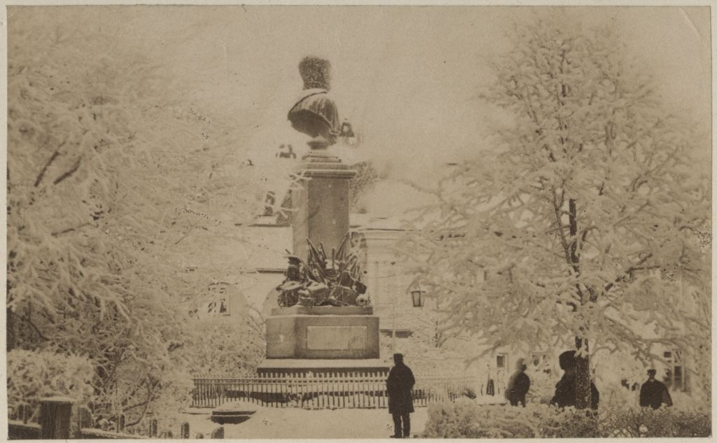 Barclay de Tolly monument in winter from the end of Vallikraav Street
