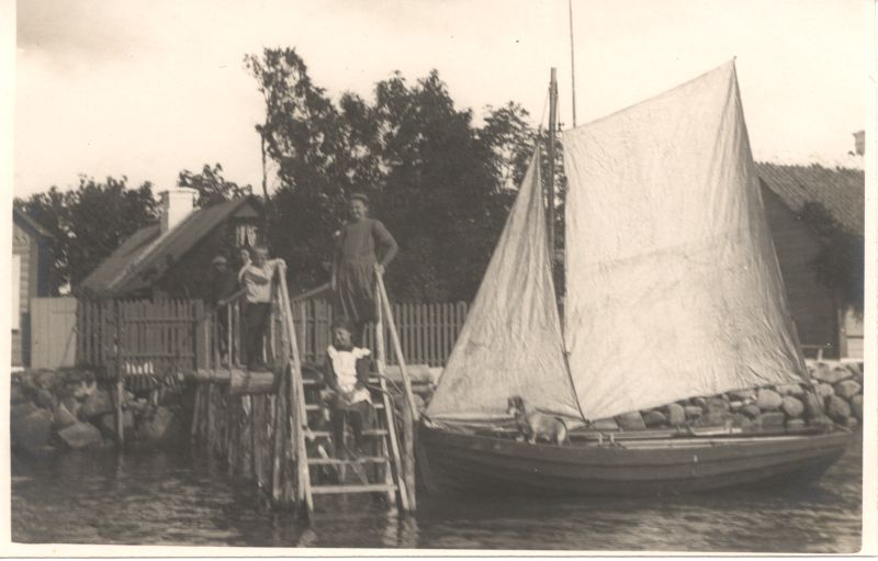 Photo. Sailing on the boat bridge, children and dog. 1911. Album Hm 8466:1. Belonged to Captain Harald Dampff.
