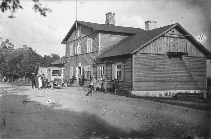 Käina postkontor (hither shop). In front of the house a car, people, dog. On the left corner of the Tondiloss