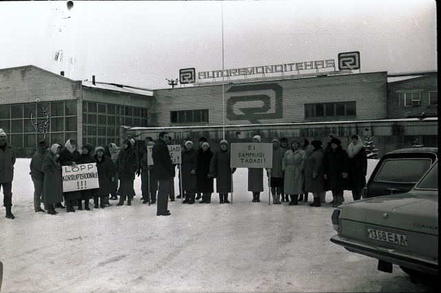 Photo-negative mitting Dog Autor Repair Factory 1992