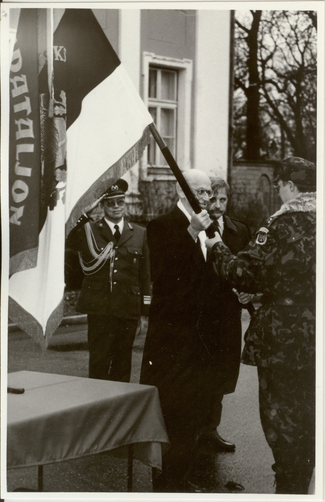 Photo Blessing the flag of the Side Battalion in Kadriorus 1994