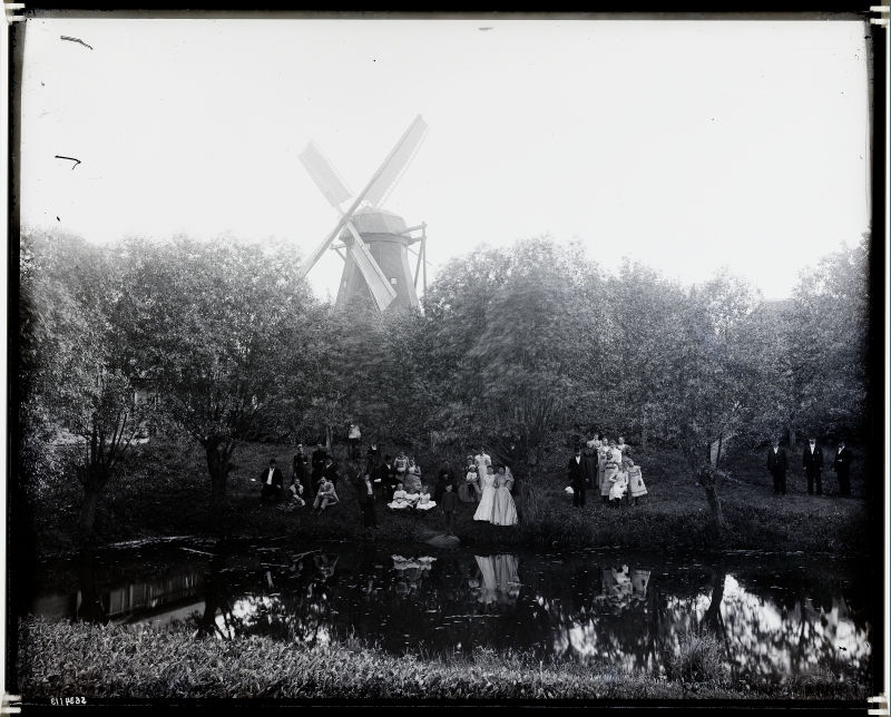 Group picture: Preedi manor park, windy in the background.
