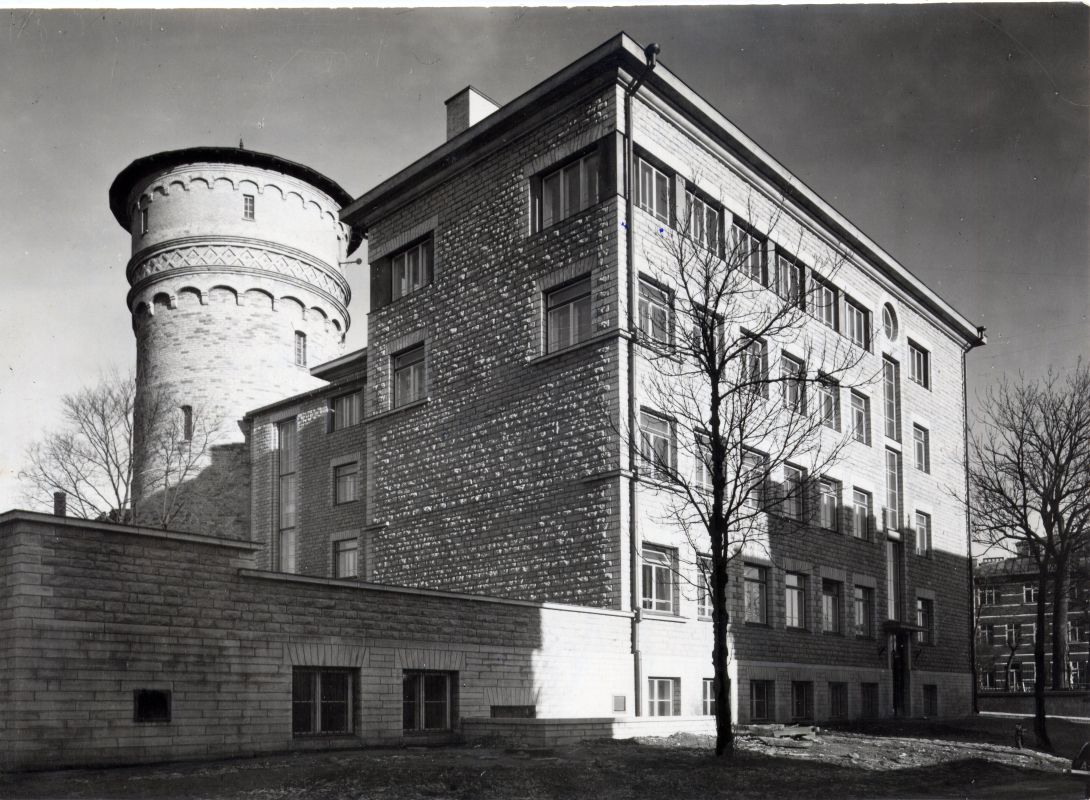 Tallinn Women's School building Tõnismägi 12/14 (arh. Herbert Johanson, 1935-37). Reprod Leo Gens quantity