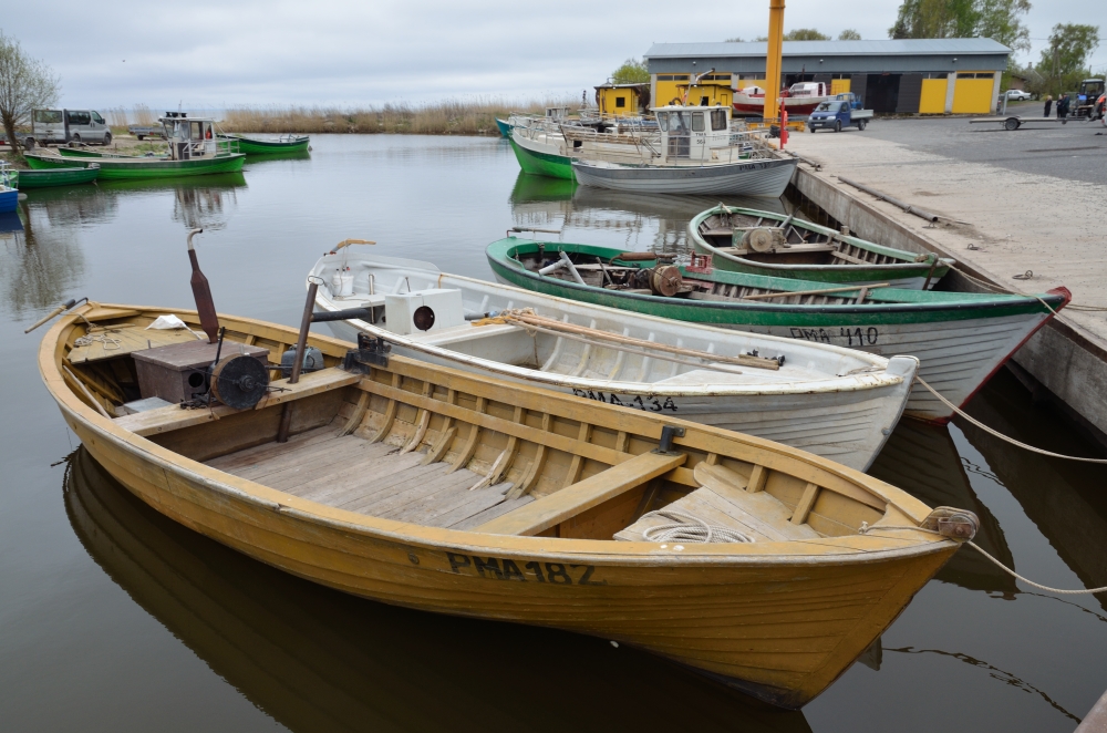 Boats in the port of Linda near the cave
