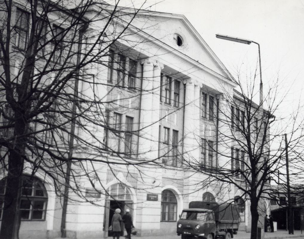 Bank building in Valga Central 12 (arh. W. Roessler, 1912). Photos from Leo Gens