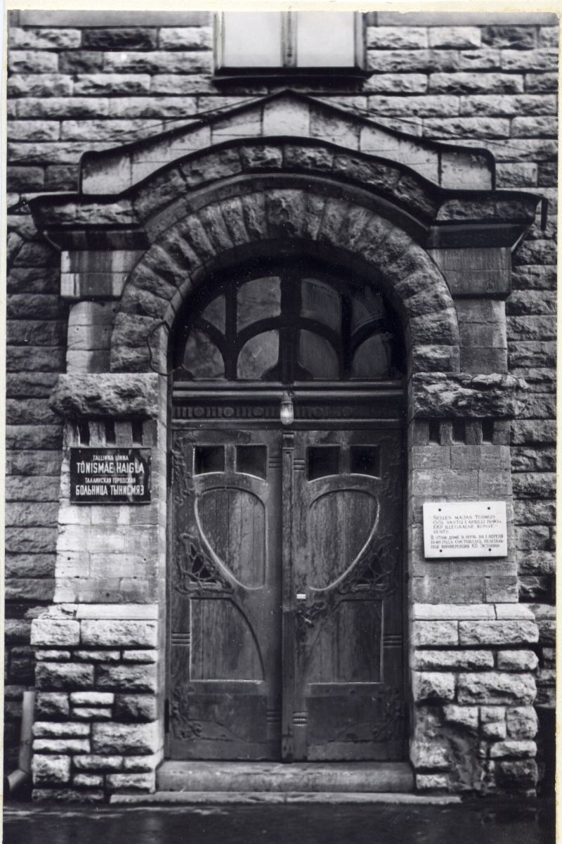 Former residential portal Tõnismägi 5a in Tallinn (arh. Arthur Hoyningen-Huene, 1908-09). Photo from Leo Gens