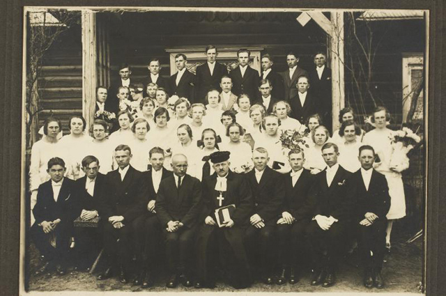 Children in Audru church ca 1916