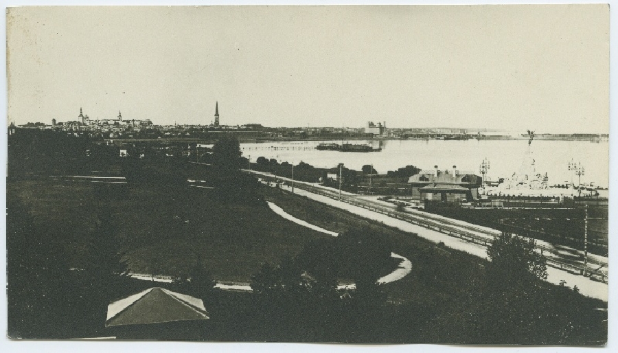 Tallinn, view of the city from Narva highway around Russalka in about 1908.