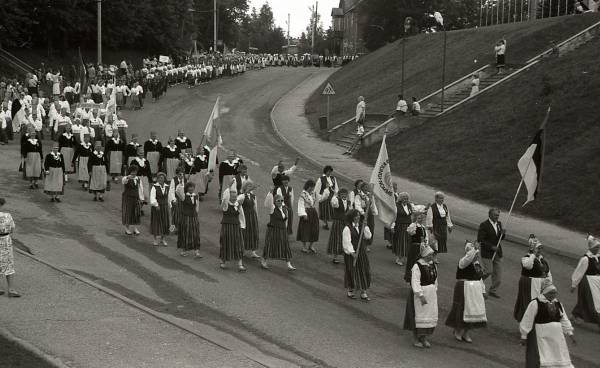 Photo-negative. Estonian Women's Choirs Song Day in Põlva 1989. Train walk. Kilingi-nõmme female choir Kanarbik.