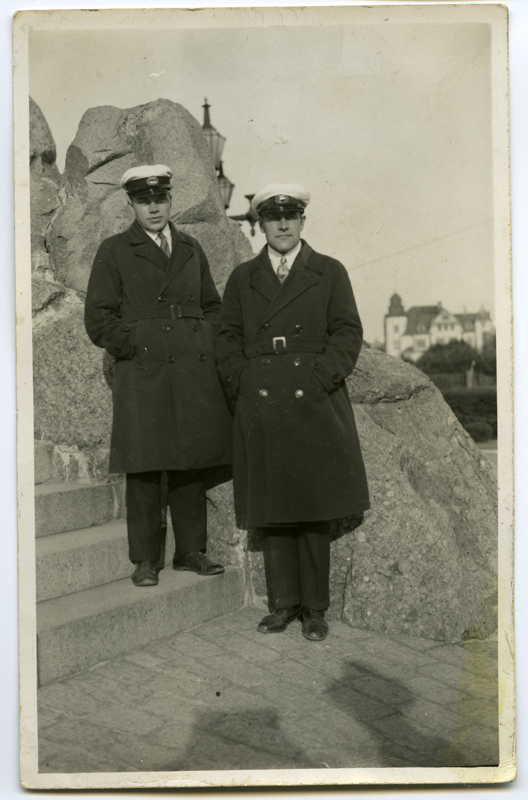 Sailors Ludvig Oolmann and Evald Pisa Kadriorus on the foot of the monument pillar "Russalka"