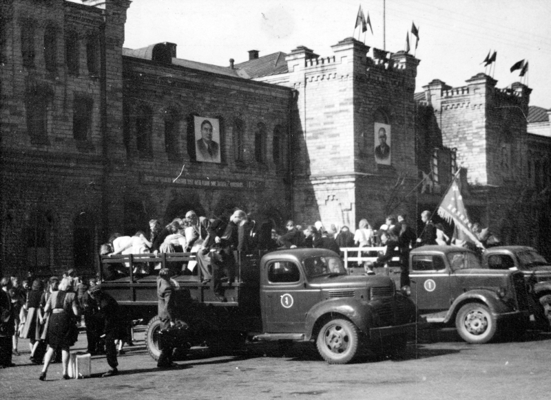 12. General singing party. Truck transported singing parties.