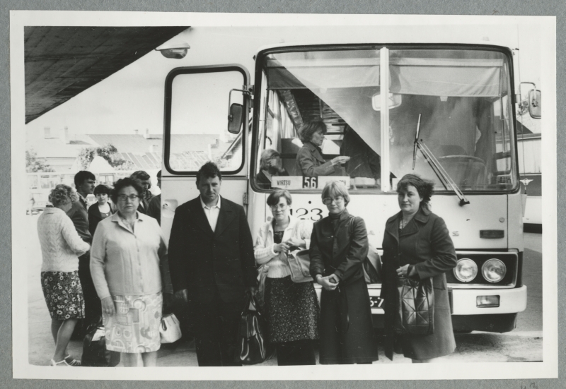 Ella Toomsalu (in the left) with its Canadian guests at Tallinn bus station, a line bus in the background.