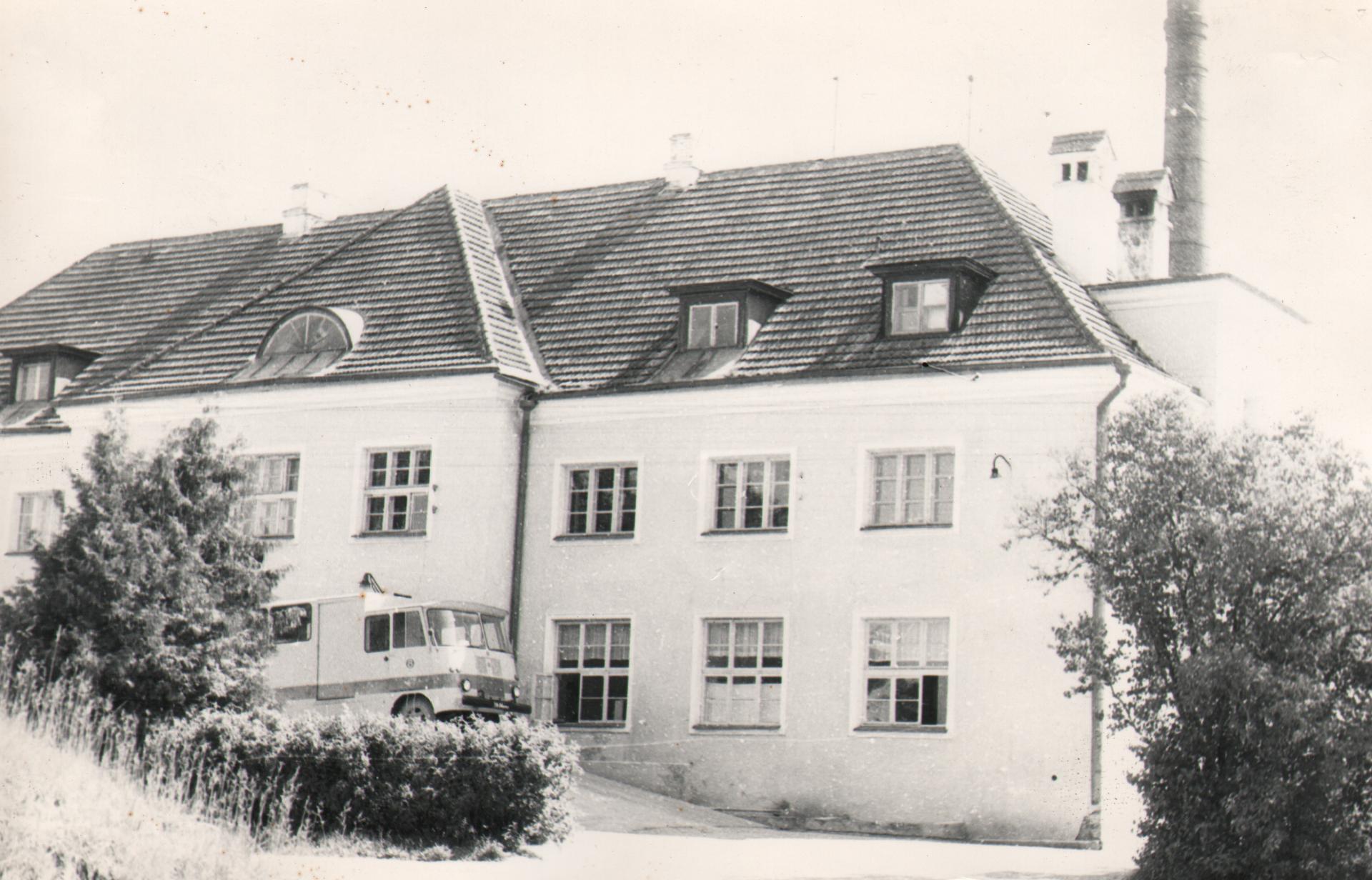 Oil butter industry milk conveyance bus on the reception platform
