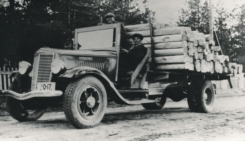 Photo (negative) Truck International 0-17 1936. Transportation of logs