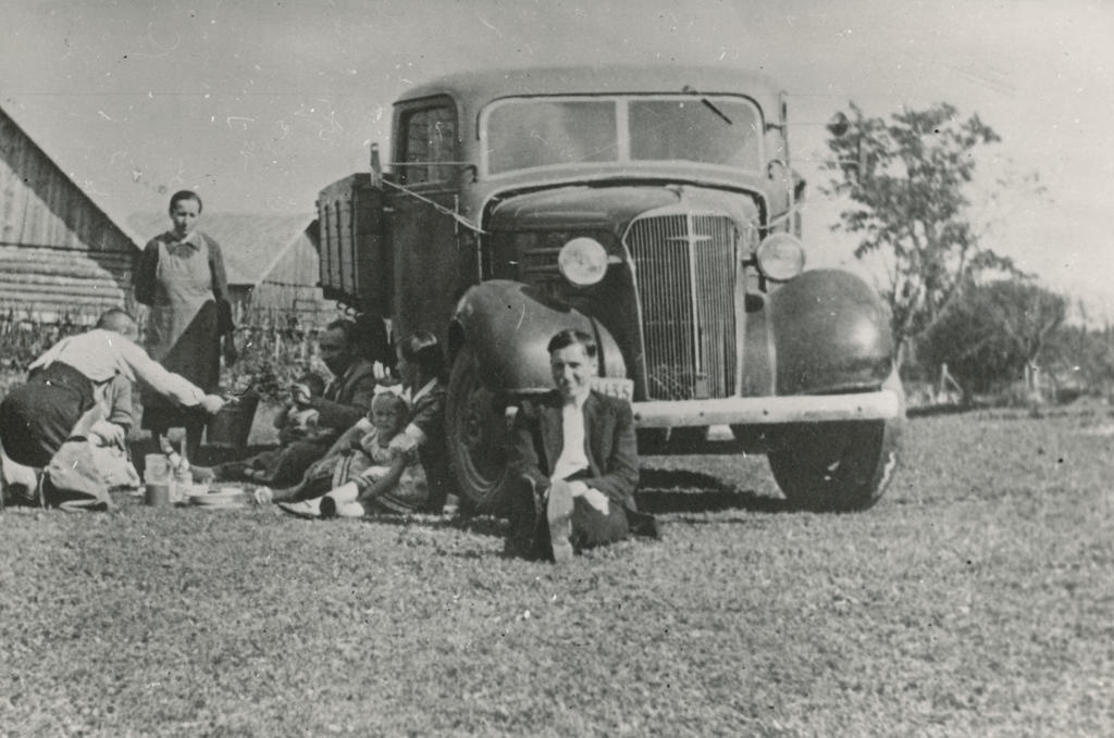 Photo and negative Cargo Chevrolet in Põlva in 1940.